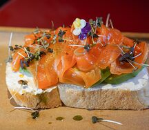 Брускетта с форелью