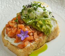 Бутер с форелью, мятым авокадо и яйцом пашот