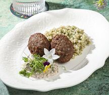 Котлета мясная с грибным соусом