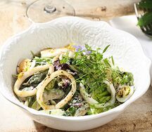 Салат с кальмаром по-домашнему