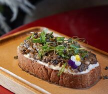 Брускетта с грибами