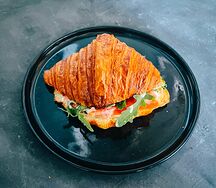 Круассан с лососем и сливочным сыром