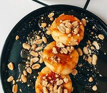 Сырники с карамелью и арахисом