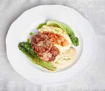 Котлеты из индейки с картофельным кремом и соусом из ряженки