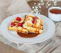 Венские вафли с бананом, малиной и горячим шоколадом