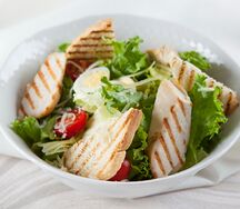 Салат Цезарь с курицей