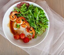 Салат с креветками, рукколой и кунжутной заправкой