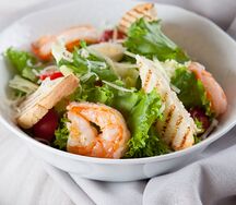 Салат Цезарь с королевскими креветками