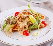 Сырная вафля с курицей, вешенками в сливочном соусе