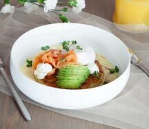 Гранд драник с лососем, спелым авокадо и яйцом пашот