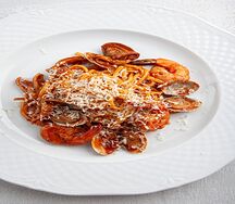 Лингвини с морепродуктами в томатном соусе