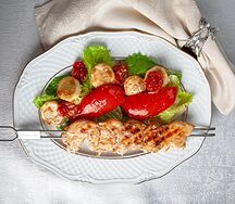 Салат с цыпленком на гриле и печеными овощами