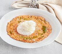 Пшенная каша с копченой грудинкой, пармезаном и яйцом пашот