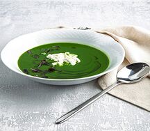 Крем-суп из брокколи, шпината и страчателлы 