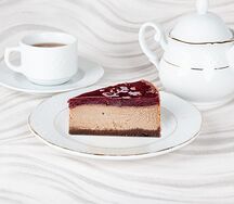 Чизкейк шоколадный с вишней