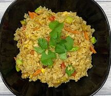 Жареный рис с овощами