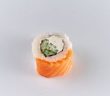 Ролл с лососем и огурцом