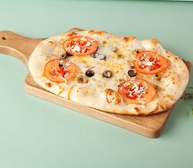 Фокачча с оливками, томатами и сыром