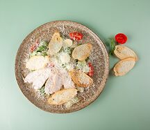 Салат Цезарь с куриной грудкой