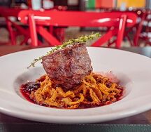Стейк с английским винным соусом
