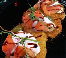 Драники с домашним подкопченным сыром и лососем