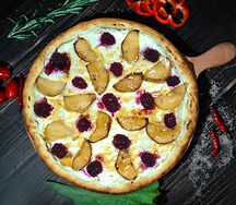 Пицца сладкая с грушей и ежевикой