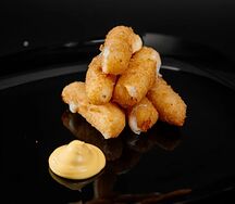 Сырные палочки с соусом
