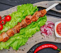 Шашлык из cвинoй шеи с соусом и луком