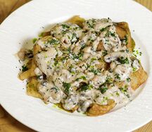 Блины с курицей и грибами в сливочном соусе