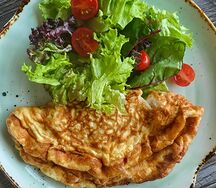Омлет с беконом и сыром