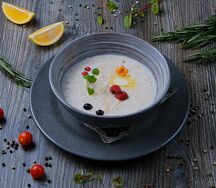 Каша овсяная на молоке с ягодами