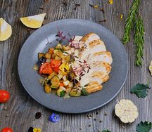 Стейк из куриного филе с овощами