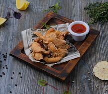 Стрипсы куриные с острым соусом