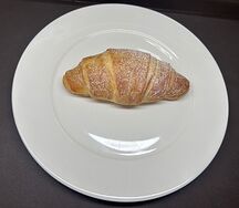 Круассан с персиком