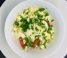 Салат из яйца с томатами