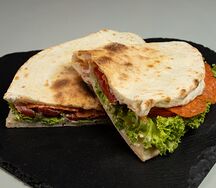 Сэндвич Курица с охотничьими колбасками