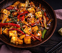 Тофу с овощами в соусе терияки
