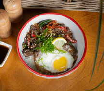 Донбури с говядиной и яйцом