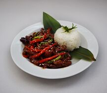 Говядина в устричном соусе с зеленым луком и трюфельным маслом