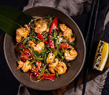 Теплый салат с креветками