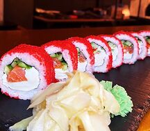 Ролл Калифорния с лососем