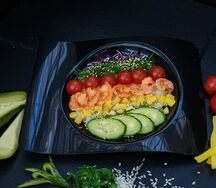 Поке с креветками и кисло-сладким соусом