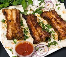 Шашлык на мангале из свиных ребрышек