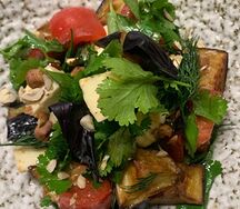 Салат с теплыми баклажанами и помидорами