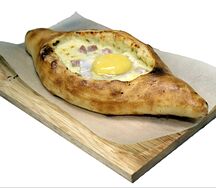 Аджарули хачапури с ветчиной, с яйцом и сыром