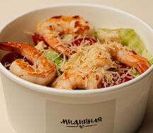 Салат Цезарь с креветками