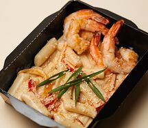 Сливочные токпокки с креветкой