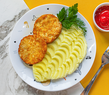 Котлетки из лосося с пюре детские