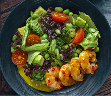 Салат с креветками и соусом маракуйя