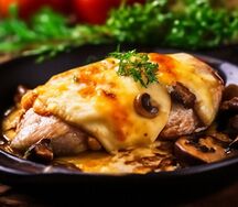 Запеченная курица с грибами под сыром